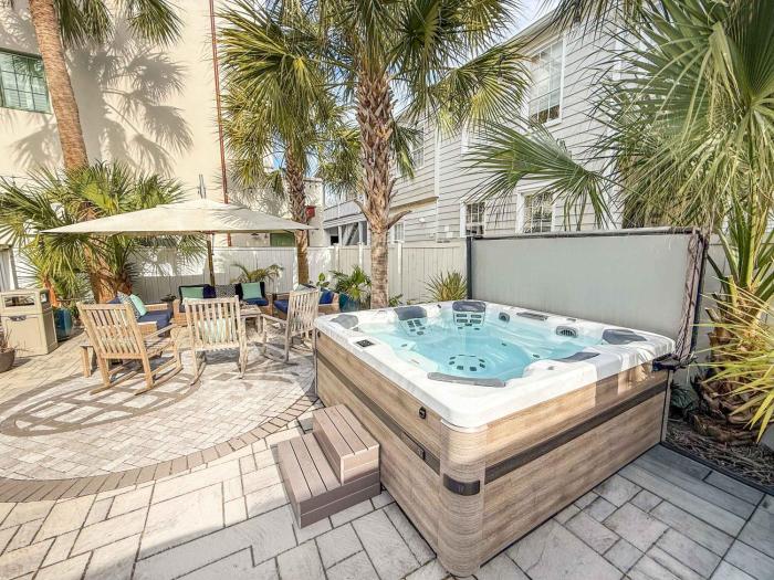 Stunning Private Courtyard - 1 BLOCK TO KING