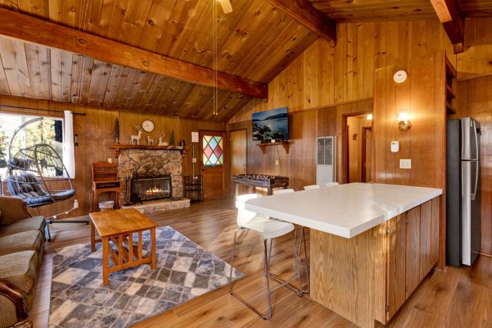 Bernhardt Brown Bungalow at Big Bear Cozy Foosball Family Retreat Minutes to Activities