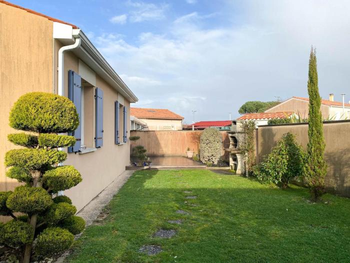 Belle Villa Moderne 3 Chambres - Proche Mer - Jardin et Parking - FR-1-705-30