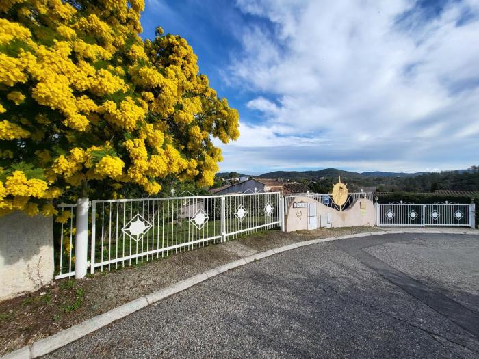 15mn de Cannes, Villa la Soleiade , Gites , type T2, clim, piscine, parking au Lac de Saint-Cassien VAR