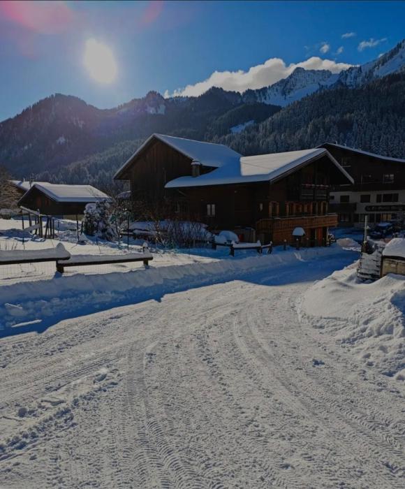 Chalet familial authentique et spacieux 2 chambres 4 à 6 personnes avec parking proche des remontées