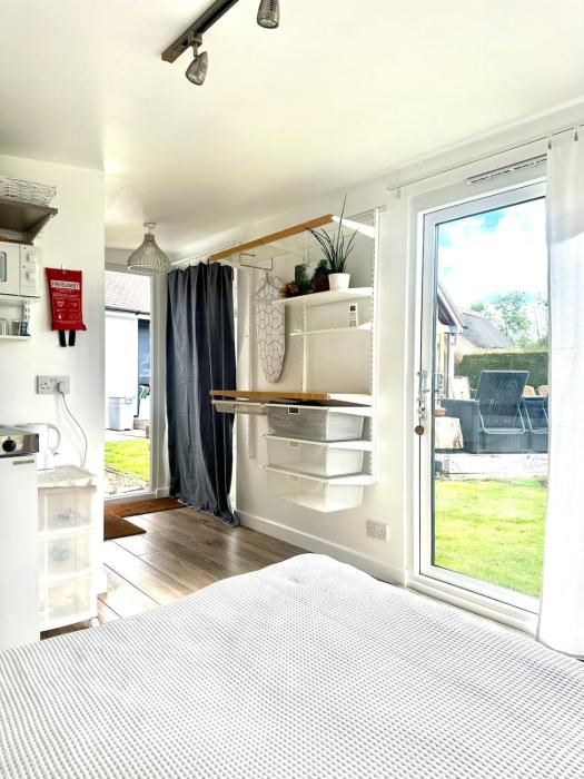 Cosy Studio with a field view