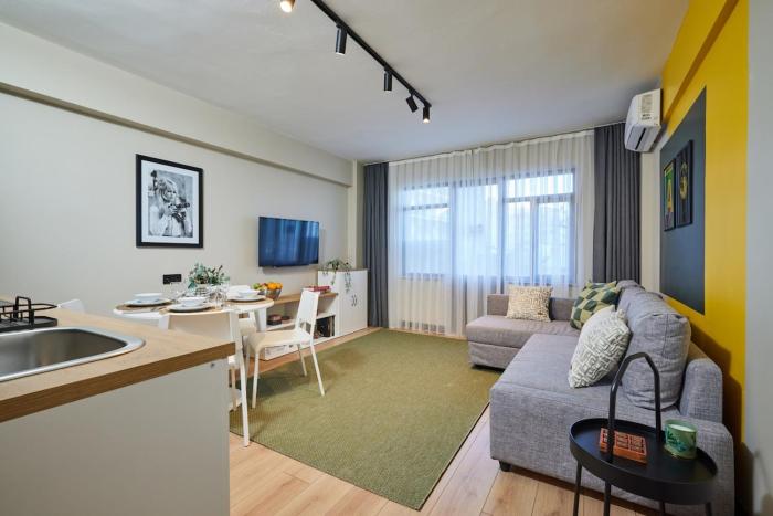 Heart of the City 3 Min to Metro 2BR AC