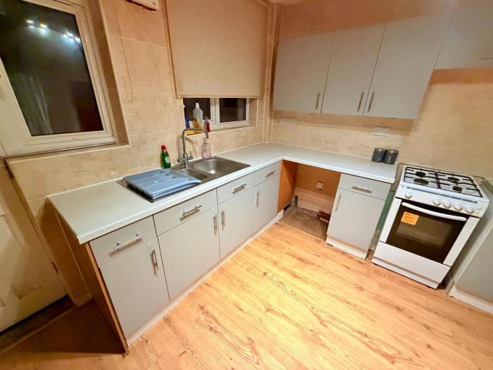 Nice three bed room house near football stadium 70