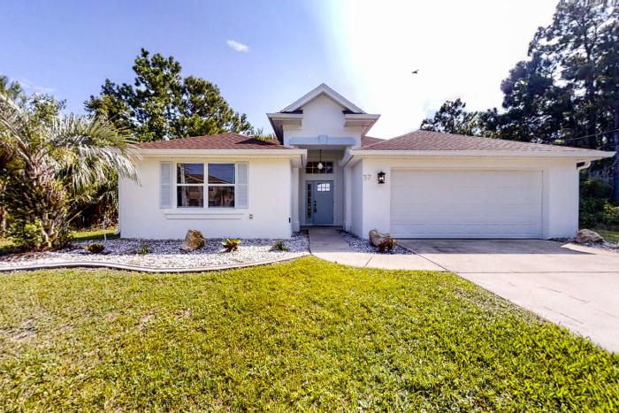 The Barefoot Bungalow | House in Palm Coast with an enclosed pool & grill
