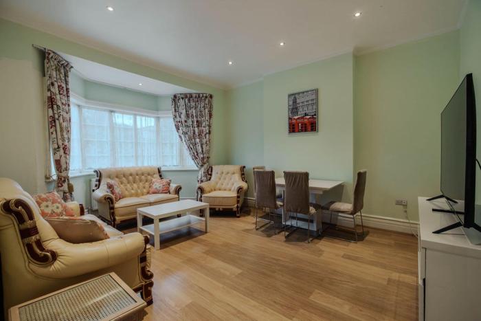 Spacious 2-bed flat, 2 baths & separate toilet