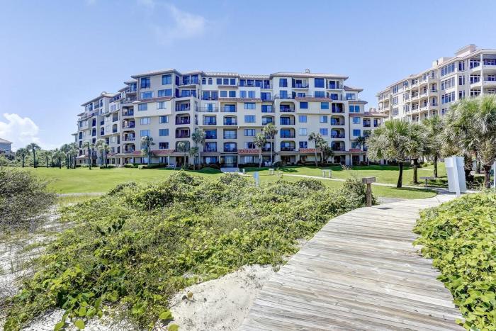 Lovely Amelia Island Condo with pool, WD & central AC