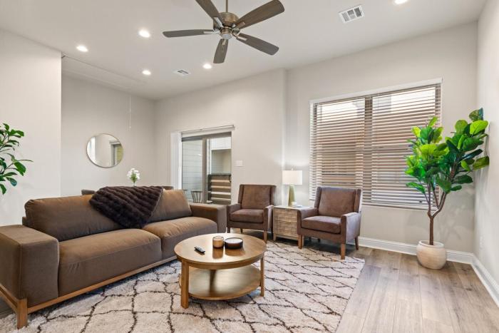 NEW Mais La House Garage KING 85 TV Cajun Luxury