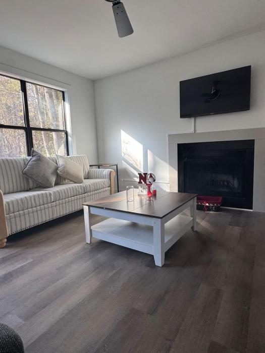 8 Minutes to UNC - Outdoor Deck - Washer and Dryer