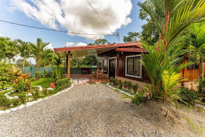 Toucan River Retreat - River Access, AC & Jacuzzi