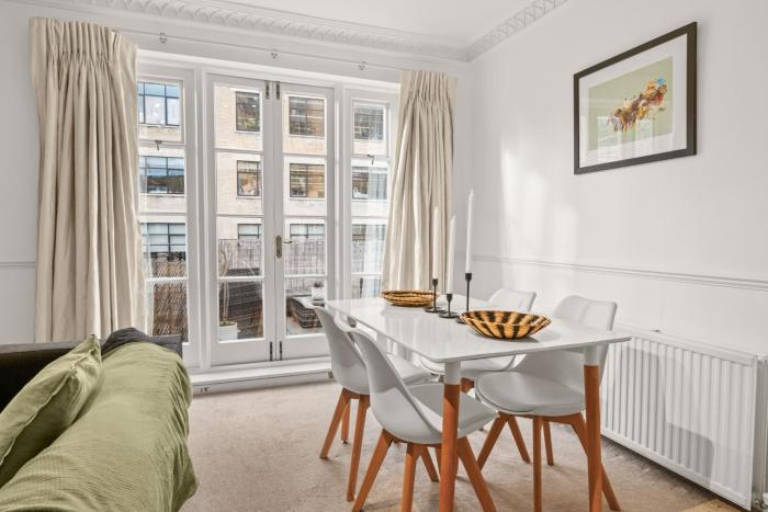 City Centre 3-Bed Flat with Lift and Roof Terrace
