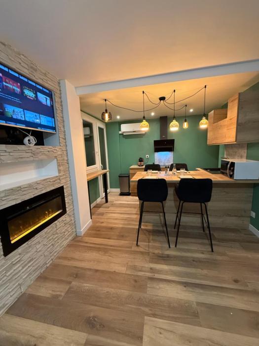 loyika , Chaleureux T3 climatisation ,cheminée, Netflix, petit déjeuner offert, boisson rafraîchissante pour la bienvenue, repas du soir fondue, raclette sur demande possibilité de le réserver à la semaine, contactez-nous en privé