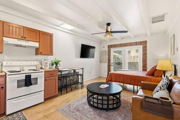 Cozy Casita for Two Near 4th Ave & UofA