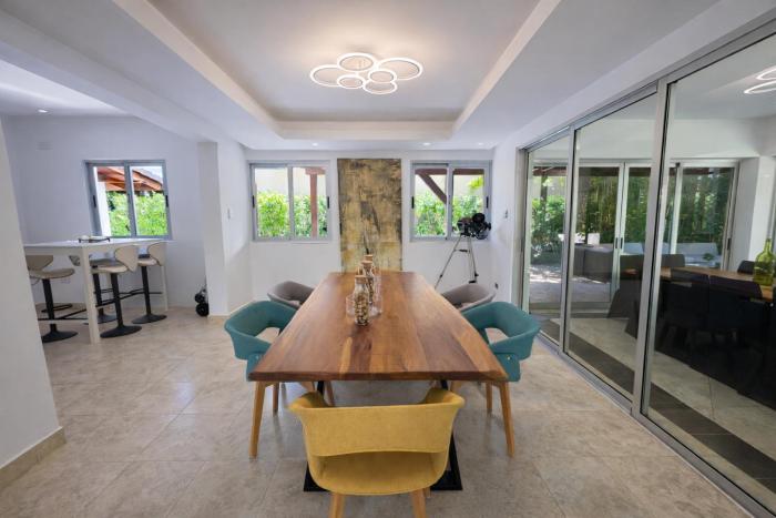 Tropical Villa with Hot Tub 3 Min to Airport