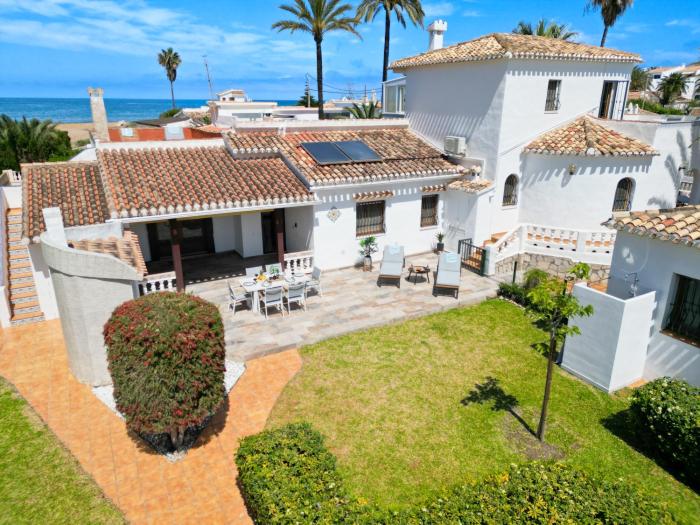 Beachside Villa for 12, 50m to Beach, Private Garden, BBQ, AC, Free WiFi and Parking