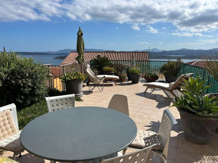 Bright apartment with garden and sea-view terrace