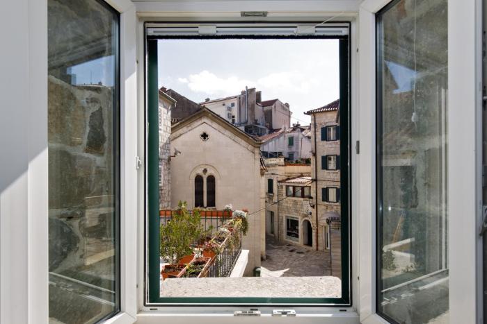 StaySplitBay Old Town Authentic Luxury Studio