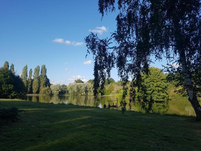 Grande maison entourée dun parc, étang et bois privé