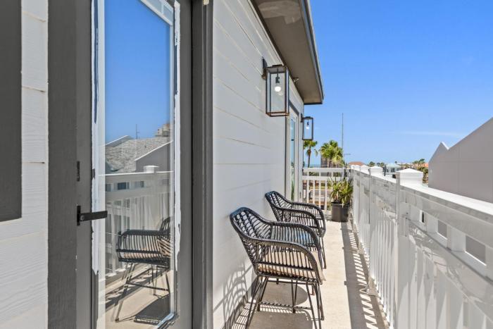 Designer Waterfront Oasis Modern SPI Unit 401