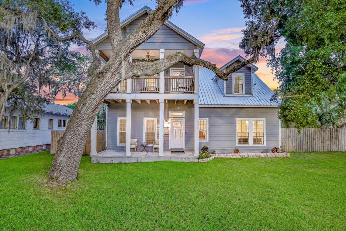 Updated, dog-friendly gem wfenced yard, foosball & pool tables, WiFi, fireplace