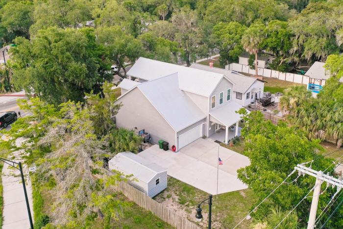 Updated, dog-friendly gem wfenced yard, foosball & pool tables, WiFi, fireplace