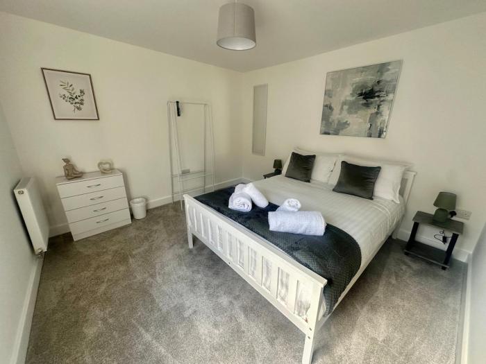 Cypress House - by Shortstays4u A Modern 2 Bedroom House in the town centre!