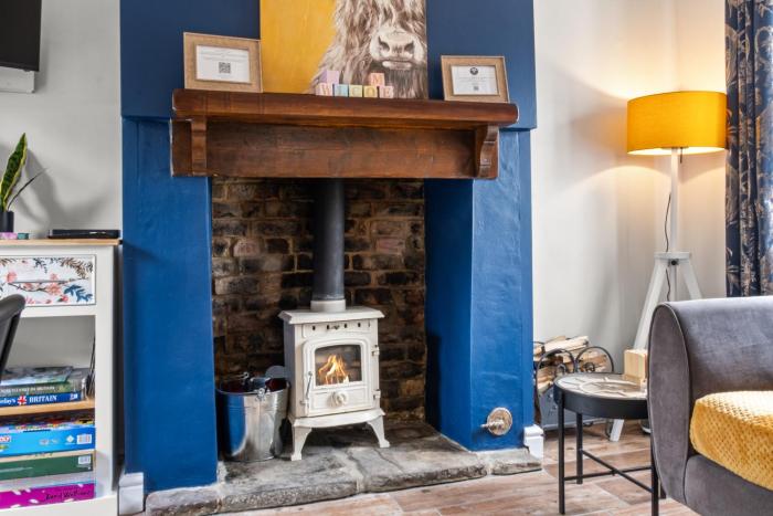 Charming 2-BR Cottage in Stonehouse with Courtyard Garden and Log Fire