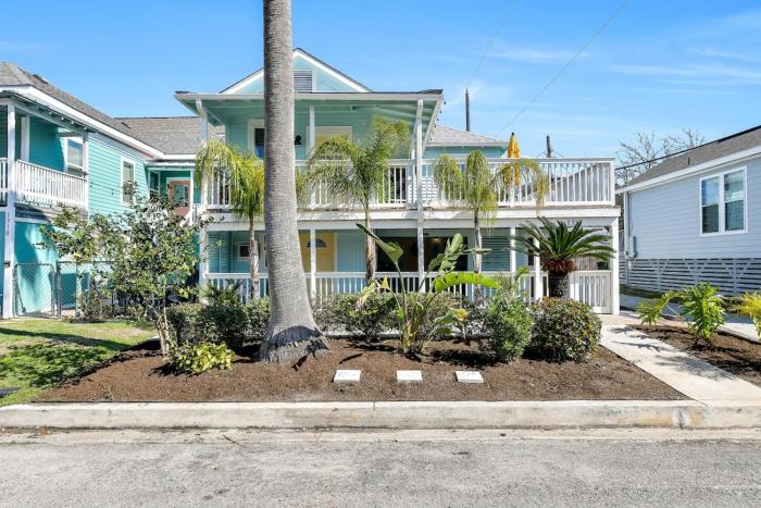 The Lazy Palm Cottage with Hot Tub and Near Beach