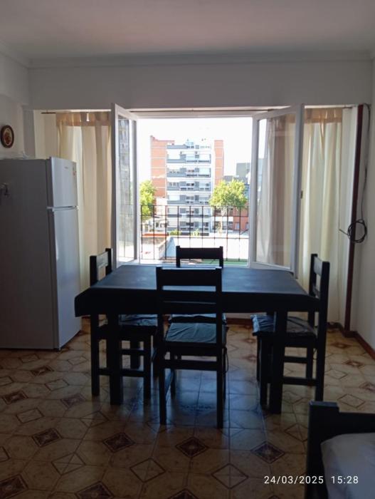 Monoambiente dividido con vista y luz natural