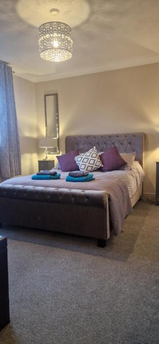 Heath Lodge Worcester 2 bedroom large detached home with free driveway CCTV parking for 2 cars or LWB van Close to M5 1 mile Dogs welcome on request
