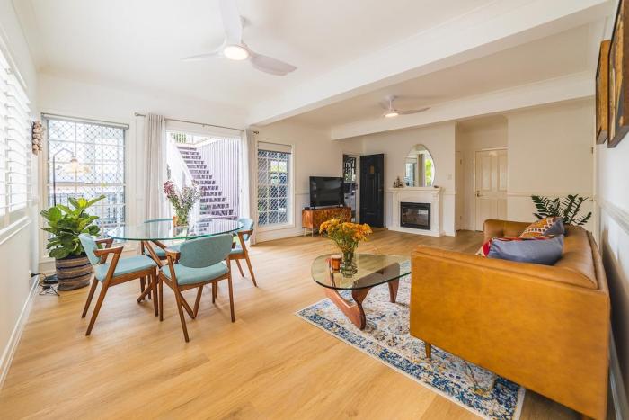 Stylish, Spacious Retreat with Plunge Pool - Casa Cranbrook