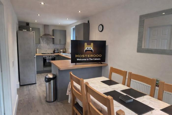 The Calvers - Contractor ready 4-bed house parking, fast WIFI & smart TVs by Hosterooo