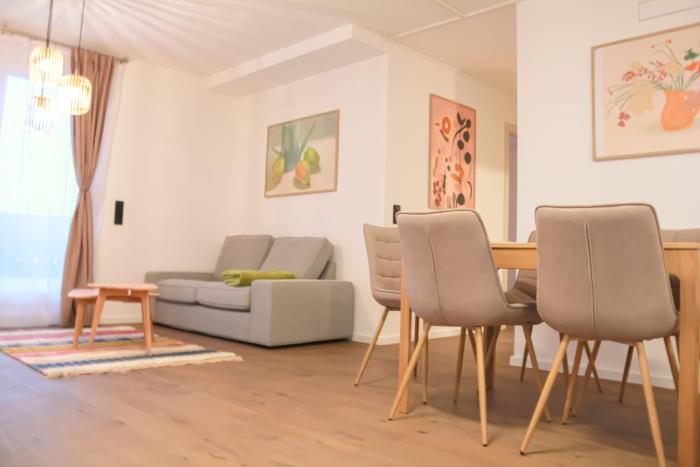 Stylish Penthouse Apartment with Free Parking