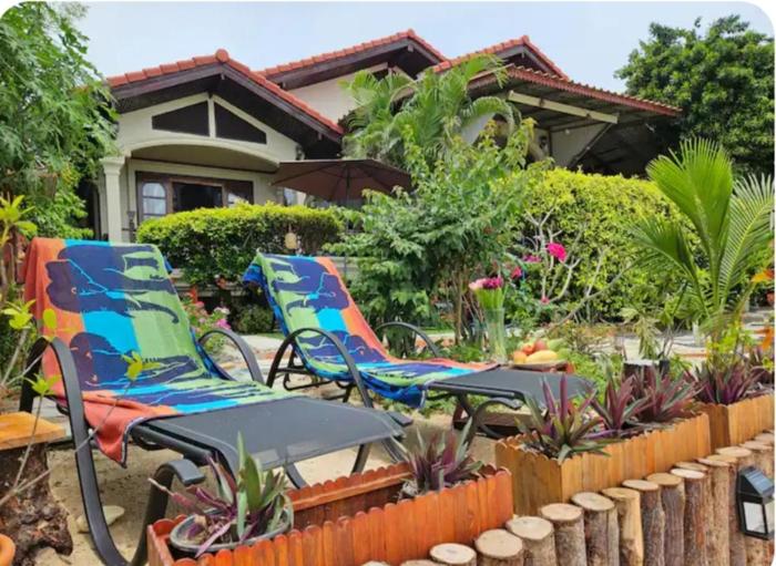 BANGPOR PARADAISE-PRIVATE FRONTBEACH VILLA , 3 bedroom on the bang por beach Maenam ,ko Samui