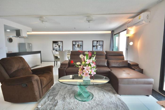 One-Bedroom Sea-View Condo, 17th Floor Angket, Jomtien