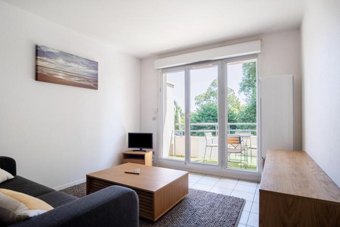 Bright 2-bedroom with balcony near airport