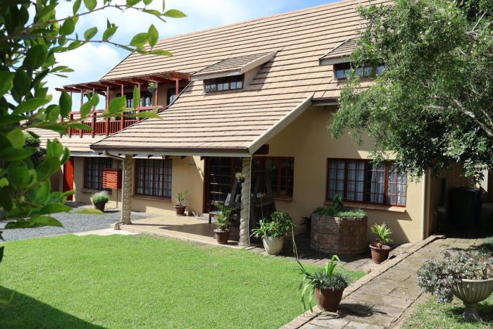 OAK HOUSE, Entire holiday home, Self catering, fully equipped, double storey, 3 bedroom, 2 bathroom, outside entertainment, Braai area, 300sqm home