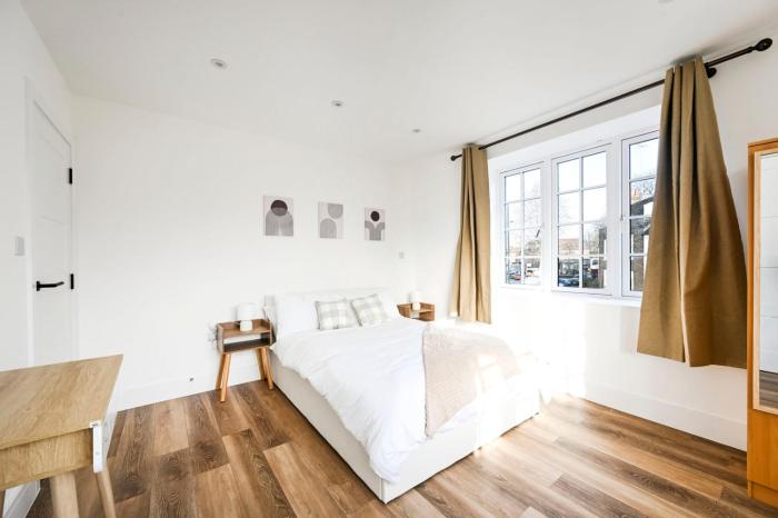 Steps from Hampton Court – Stylish London Retreat