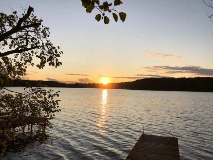 Holiday Home Reetdach Ferienhaus am Lübbesee Sauna Bootsteg neu by Interhome