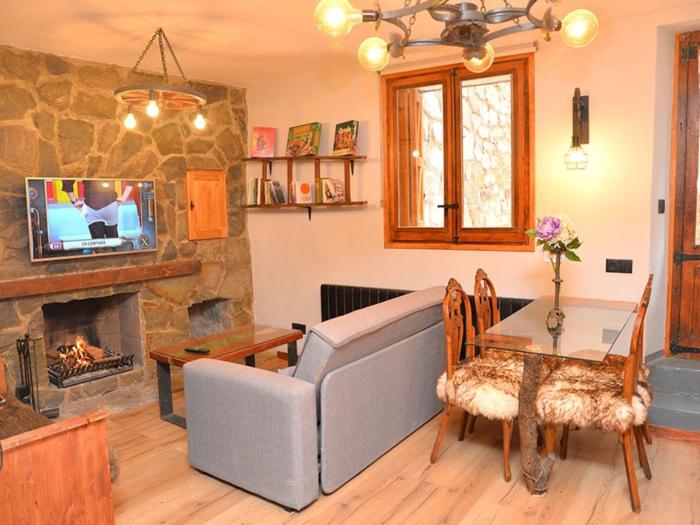 Apartment Angepasste rustikale Wohnung für 4 Personen Pobla de Lillet by Interhome