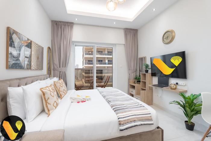 Vogue Vacation Homes, Sports City Hera Tower Near First Avenue Mall, Studio Apartment with Balcony, Canal and City View, Access toAmenities