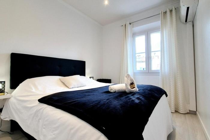 Charming one-bedroom flat on rue Hoche