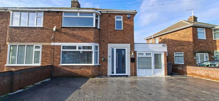 5 double bedrooms in centre of Stanground
