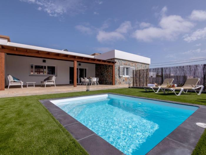 Holiday Home Modernes und helles Ferienhaus direkt am Meer- mit zwei großen Terrassen- Garte by Interhome