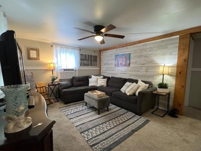 Charming Cottage fenced backyard & boat parking