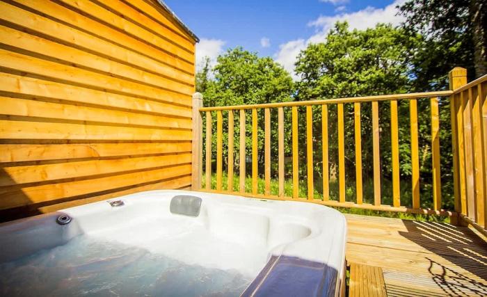 Garth Cottage - Riverside with Private Hot Tub