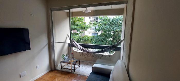 Apto com varanda garagem WiFi a 5min da praia Enseada