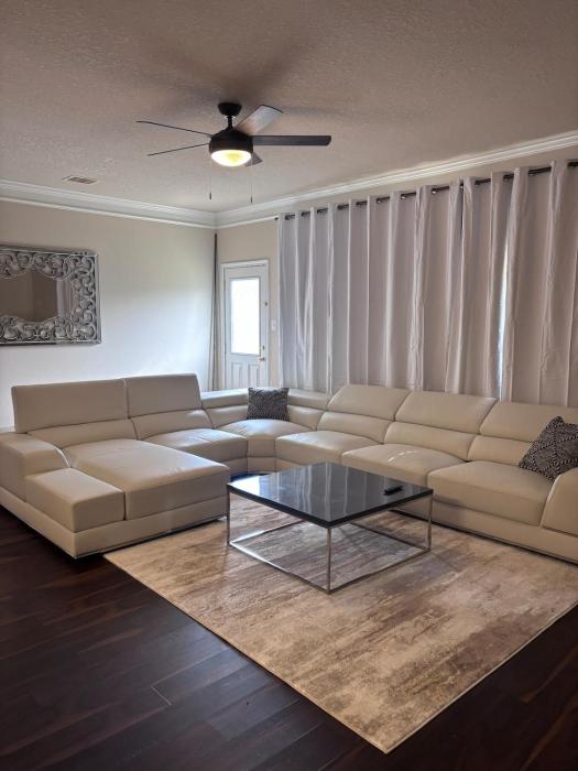 5bd Beautiful Modern home in Spring