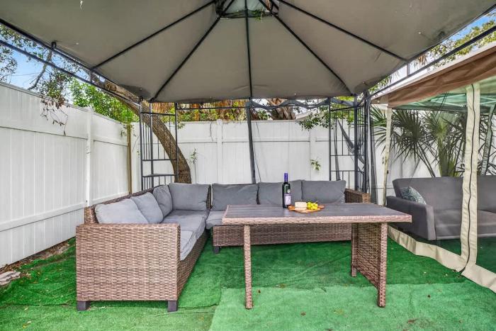 Family 4BR Tampa Oasis 2 Gazebos Near Midtown & Stadium