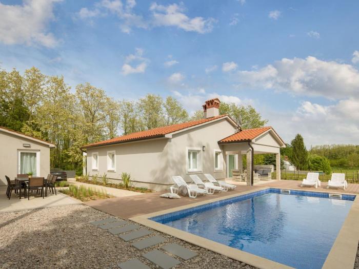 Holiday Home Charmante Villa mit gepflegtem Garten und beheiztem Pool by Interhome